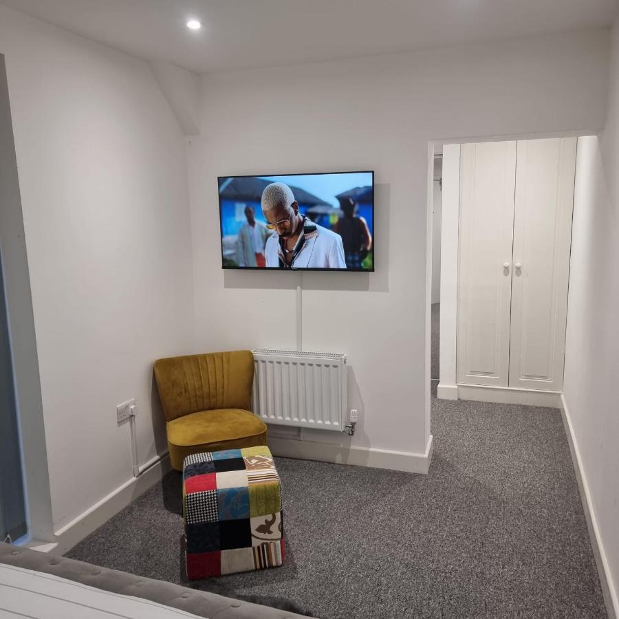 Classic 2 Bed Apartment In Oldkent Road 런던 외부 사진