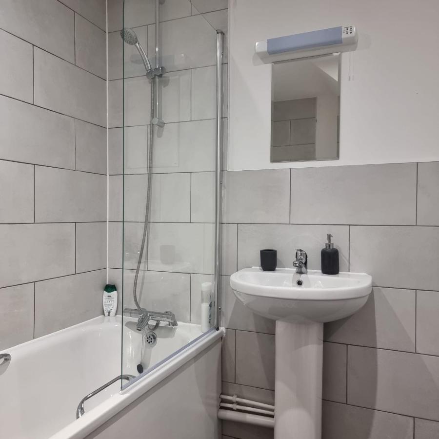 Classic 2 Bed Apartment In Oldkent Road 런던 외부 사진