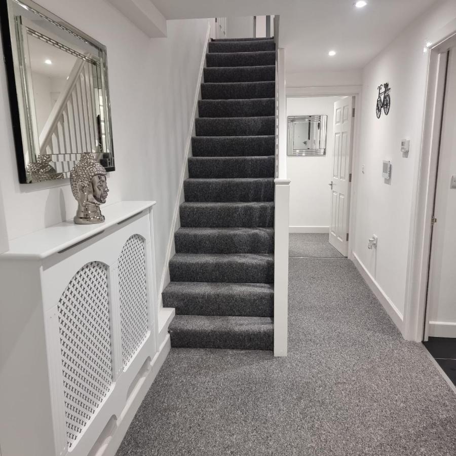 Classic 2 Bed Apartment In Oldkent Road 런던 외부 사진