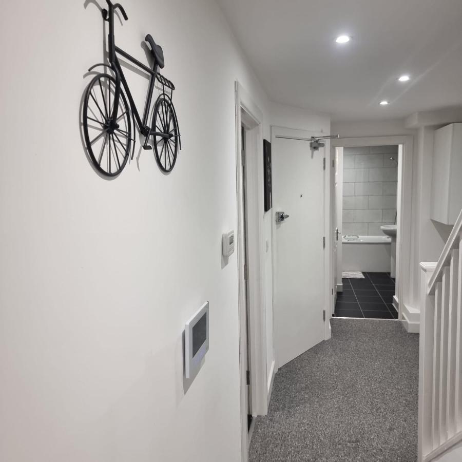 Classic 2 Bed Apartment In Oldkent Road 런던 외부 사진