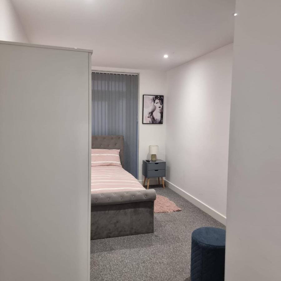 Classic 2 Bed Apartment In Oldkent Road 런던 외부 사진