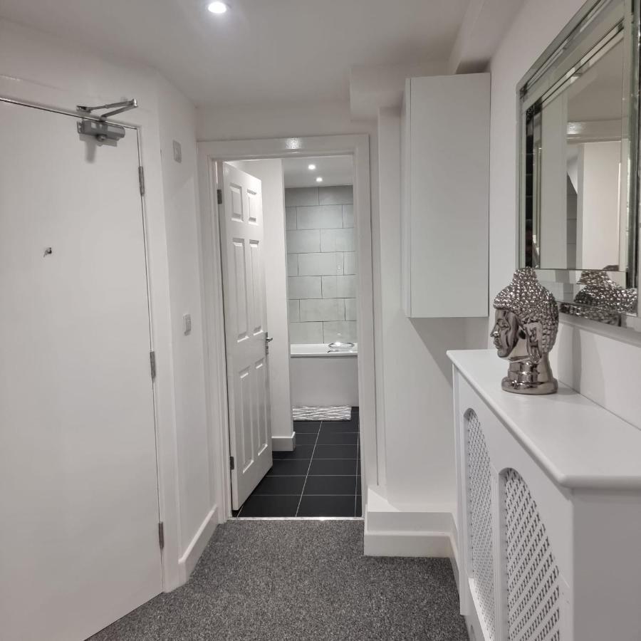 Classic 2 Bed Apartment In Oldkent Road 런던 외부 사진